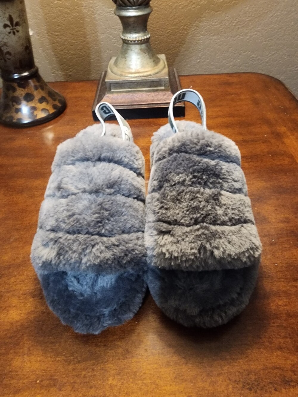 Womens Fluffy Uggs Slippers Sz.9